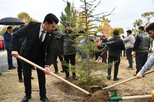 Kaymakamımız Emrah AKDUMAN, 11 Kasım Milli Ağaçlandırma Günü kapsamında, "Geleceğe Nefes, İnsanlığa Nefes" temalı fidan dikme etkinliğine katıldı.