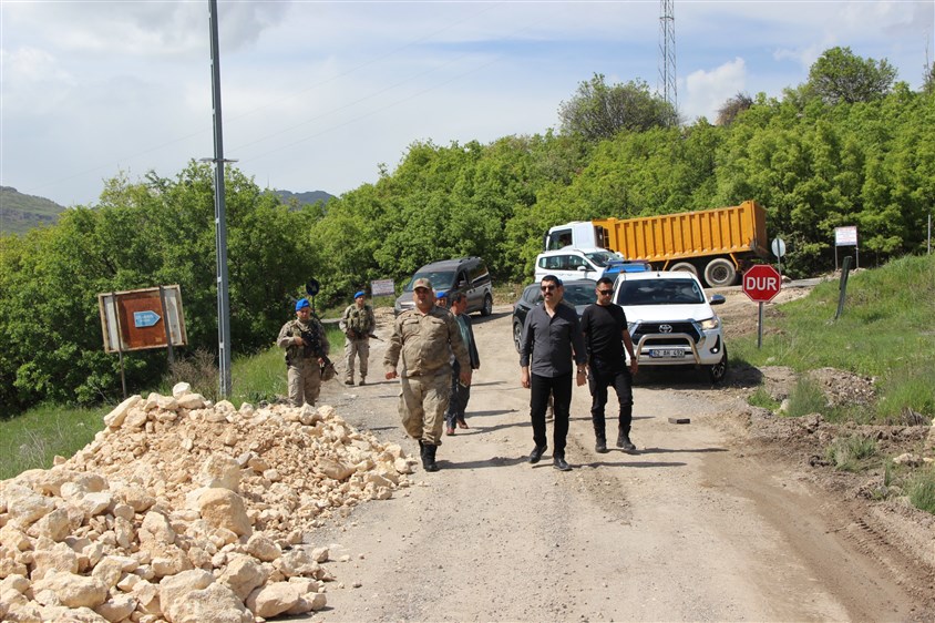 Kaymakamımız Emrah AKDUMAN, Bulgurcular-Göktepe arasında devam eden yol yapım çalışmasını yerinde inceledi.